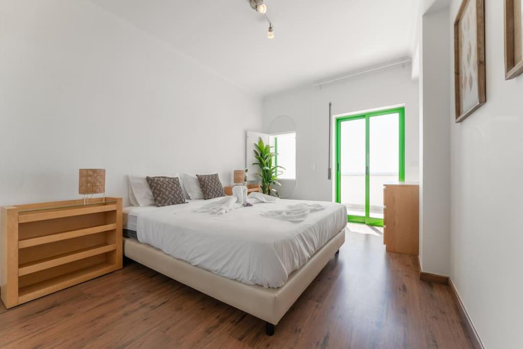 נאזרה Sunset Terrace - Beachfront Apartment With Private Parking מראה חיצוני תמונה